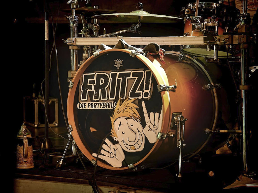 Das Fritz-Logo ist auch auf dem Fell der Bass Drum.